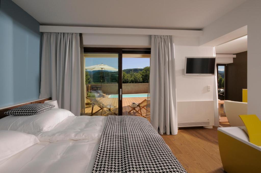 Deluxe Suite with Jacuzzi and Small Pool,389796585:JPEG